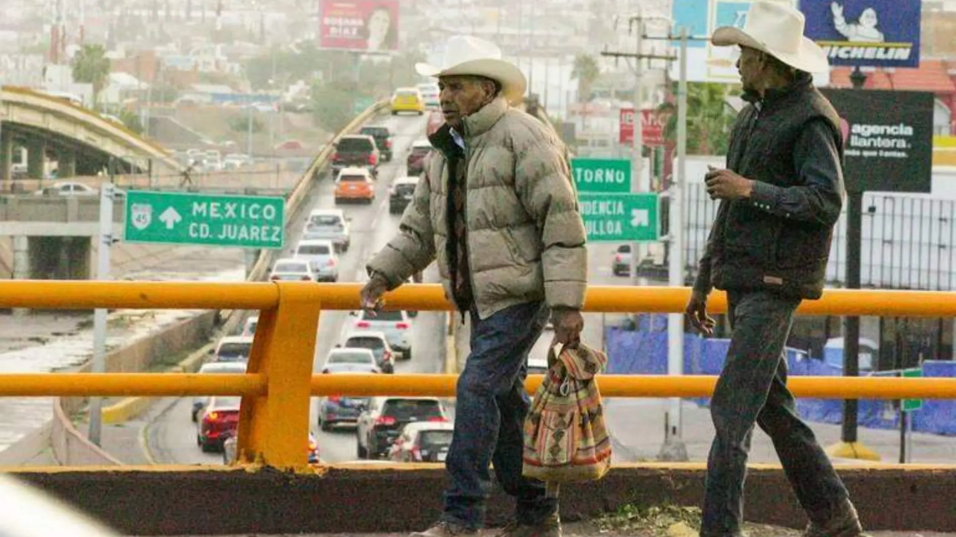 adultos mayores chamarras sombreros puente sobre el canal (1)